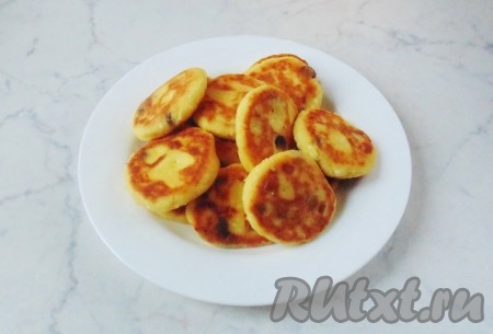 Готовые сырники выложить на тарелку.