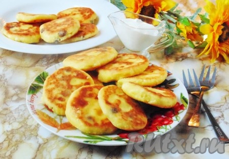 Вот такая стопка нежнейших, аппетитных домашних сырников получается из 400 грамм творога, к столу подаём со сметаной, мёдом или вареньем.