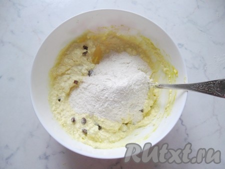 Всыпать в творожную массу 2 столовых ложки муки.
