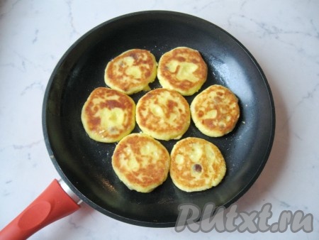 Затем сырники перевернуть и жарить их до подрумянивания со второй стороны (в течение 2-3 минут).