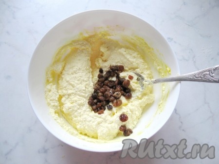 В качестве дополнения я добавила в сырники изюм, но это по желанию. Если не любите изюм, то можете его не добавлять. Если же будете готовить с изюмом, тогда его заранее нужно хорошо промыть водой, переложить в небольшую ёмкость, залить полностью кипящей водой и оставить на 15-20 минут, затем воду слить. Изюм обсушить на бумажных (или тканевых) полотенцах и добавить в творожную массу. 