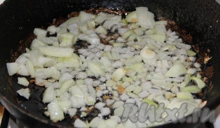 Лук режем и обжариваем на растительном масле, иногда помешивая.