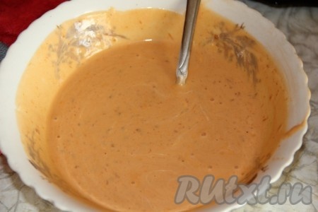 В теплой воде разводим грибной соус (или грибные кубики). Добавляем сметану, перемешиваем и пробуем на соль (обычно соусы достаточно соленые). Если Вы не добавляете грибной соус, то просто соедините тёплую воды, сметану, соль и специи, тщательно перемешайте.
