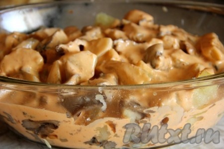 Распределяем равномерно соус по &nbsp;нашей картошке с грибами.&nbsp;
