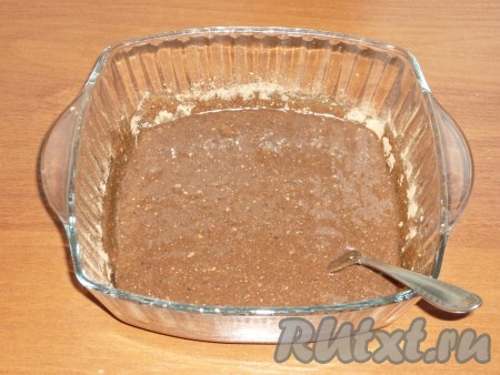 В миску добавить просеянное какао и хорошо перемешать. Влить молоко, перемешать и оставить шоколадную массу на 5 минут, чтобы кристаллики сахара растворились. Ещё раз хорошо перемешать.&nbsp;