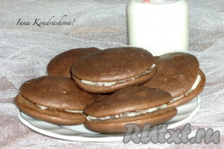 Очень вкусные, нежные шоколадные пирожные «Вупи Пай», приготовленные в домашних условиях, можно подать к чаю или кофе и в будни, и в праздники.