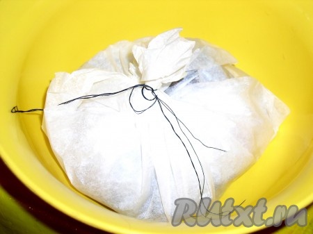 Выложить кусочки тунца и завязать бумагу для выпечки в узелок. Узелок не переворачивать.
