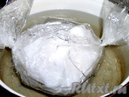 Уложить узелок в рукав для запекания, зафиксировав плотно края, оставляя до 20 сантиметров свободного края с каждой стороны или собрав края сверху. Положить рукав в кипящую воду, чтобы он не касался дна. Варить тунца при среднем кипении не менее 4 часов, при необходимости подливая воду. Во время приготовления рыбка выделяет много сока и готовится фактически в собственном соку с маслом.
