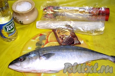Тунца разморозить, удалить плавники, почистить от внутренностей. Помыть и обсушить.