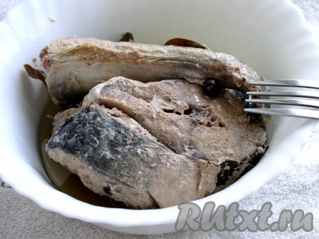 Выложить рукав на блюдо и дать остыть, извлечь консервы из тунца в собственном соку -&nbsp; они готовы. Благодаря большому времени варки косточки стали мягкими, как и в любых&nbsp;консервах, а сама рыбка душистая. Можете использовать такие консервы из тунца в собственном соку для различных рецептов приготовления салатов, паштетов, запеканок, ну и просто с кусочком хлеба очень вкусненько. Рекомендую!
