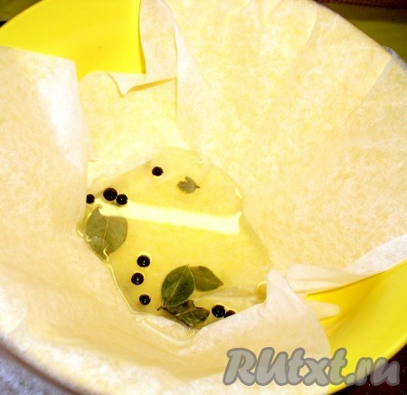 Бумагу для выпечки разместить крест-накрест в миске, влить в сделанное углубление масло и положить специи.
