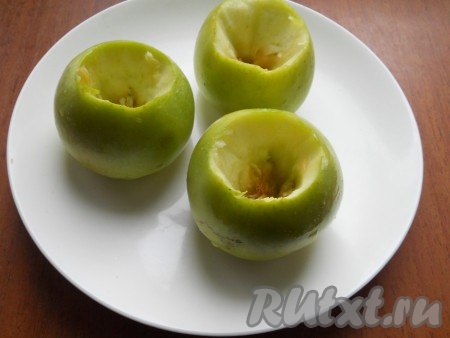 Яблоки вымыть, сделать в них углубления, удалив семена.