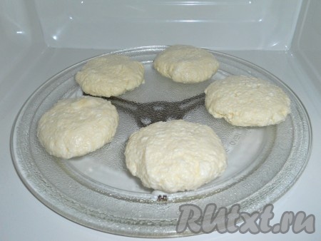 Поместить тарелку с сырниками в микроволновку, готовить при полной мощности 4-6 минут (я готовила 6 минут при мощности 700 Вт).