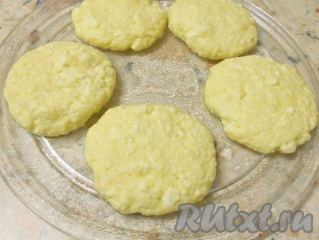 Готовые сырники останутся светлыми, но отлично пропеченными.&nbsp;
