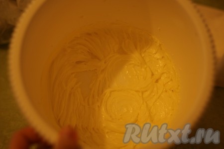 Масло взбить миксером с 1/3 частью сахарной пудры на средней скорости, до пышности. 