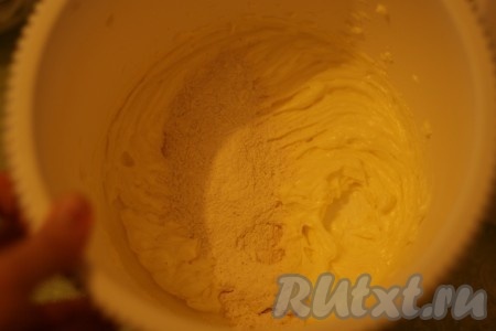 Уменьшаем скорость до минимума и добавляем ром, взбиваем в течение минуты. Постепенно вводим муку, продолжая взбивать.
