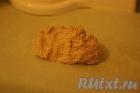 Из полученного теста скатываем колбаску диаметром 5-6 см.
