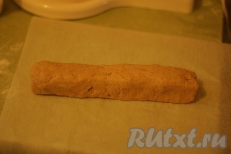 Из полученного теста скатываем колбаску диаметром 5-6 см. 