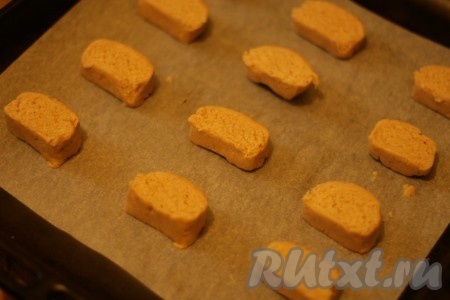 Заворачиваем  в бумагу и убираем в холодильник на 1 час. Духовку разогреваем до 180 градусов. Нарезаем тесто кусочками 1-1,5 см толщиной. 