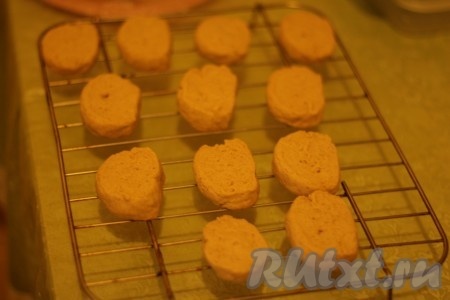 Выпекаем песочное печенье с корицей на противне, застеленном пекарской бумагой, до золотистого цвета около 15 минут. Горячее печенье остужаем 10 минут на решетке.
