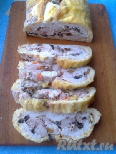 Мясной рулет с фисташками в сырной шубке