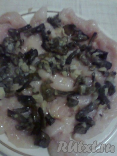 Выложить отбитое филе с небольшим нахлестом на сырный омлет, сверху на отбитое филе выложить нарезанные обжаренные грибы,