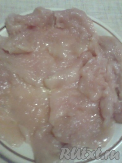 Для приготовления мясного рулета необходимо немного куриного филе оставить для начинки, остальное филе нарезать пластинами, как на отбивные, отбить.