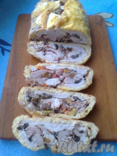 Снять фольгу с рулета, выложить на блюдо и нарезать на ломтики.