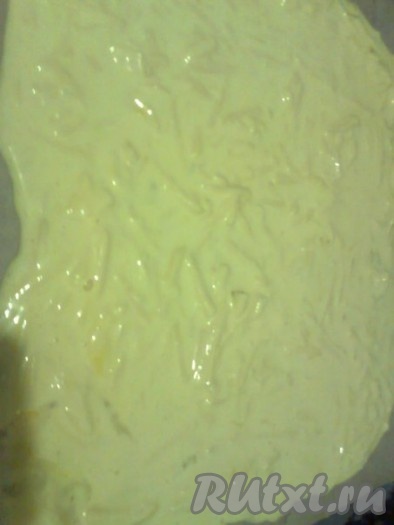 Полученную массу вылить на противень, застеленный промасленной бумагой, и отправить в разогретую до 180 градусов на 15-20 минут, запекать до румяности. Готовый омлет горячим отделить от бумаги.