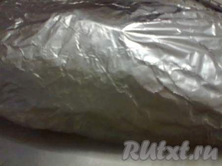 Аккуратно завернуть мясной рулет в сырный омлет, а затем завернуть в фольгу. Туго закрутить концы фольги. В разогретой духовке запечь при температуре 200-210 градусов примерно 50 минут. Дать остыть и поставить на 5-6 часов охлаждаться.