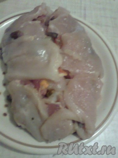 по середине выложить начинку, обвернуть начинку отбитым филе.