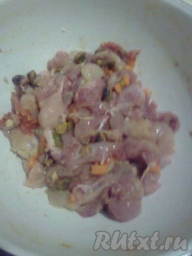 Для приготовления начинки потребуется снять кожу с окорочков и срезать мясо с кости. Нарезать мясо с окорочков и филе, оставленное для начинки, - кусочками. Одну сырую морковь нарезать кубиками, добавить 1 столовую ложку сухого желатина, очищенные фисташки и специи (соль, перец), все перемешать.