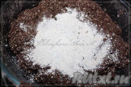 Постепенно добавить оставшуюся муку, добиваясь, чтобы тесто стало эластичным, чтобы из него легко можно было скатать шарики.
