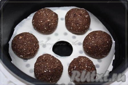 Скатанные шарики выложить на бумагу для выпечки и готовить на пару 30 минут.
