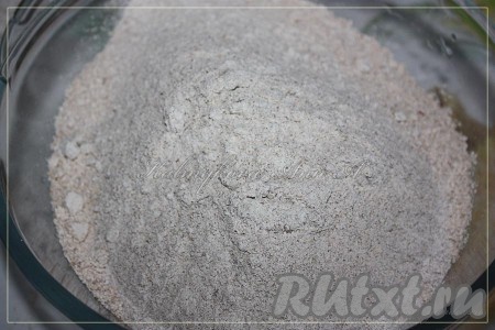 Смешать в миске два вида муки.
