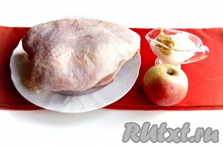 Ингредиенты для приготовления куриной грудки целиком в фольге в духовке.