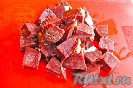 Вымыть мясо, обсушить бумажным полотенцем, нарезать на крупные кусочки, посолить и поперчить по вкусу.
