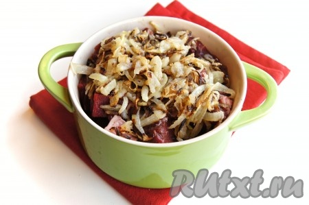 В огнеупорную латку переложить лосятину, сверху уложить обжаренный лук, налить воды столько, чтобы мясо было полностью покрыто. Прикрыть крышкой, довести до кипения, снять пену. Накрыть крышкой и тушить на слабом огне 1 час.&nbsp;
