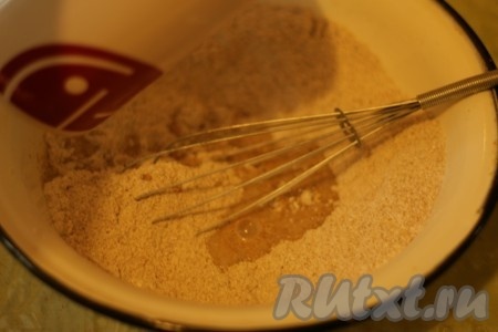 Добавить теплую сыворотку и быстро перемешать.
