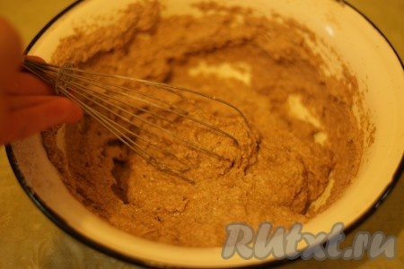 Добавить теплую сыворотку и быстро перемешать.