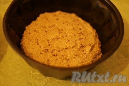 Форму для выпекания смазать растительным маслом. Выложить полученное тесто. Сверху можно посыпать целыми зернами кориандра.
