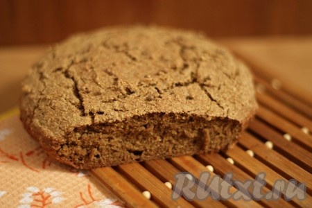 А вот такой бездрожжевой хлеб, приготовленный в духовке, в разрезе