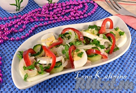 Салат из печени трески с яйцом и свежим огурцом