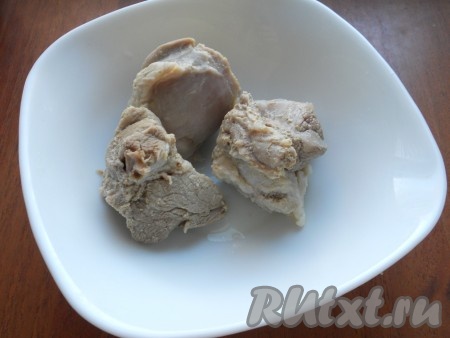 Сварить мясо в подсоленной воде до готовности, затем остудить.
