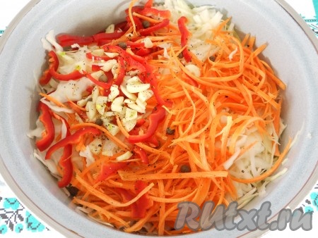 Сюда же добавить нарезанный небольшими пластинами чеснок, черный свежемолотый перец и перец душистый горошком.
