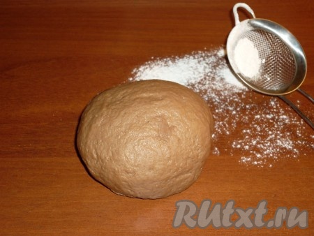 Затем влить остывший кофе, частями добавить просеянную муку, перемешивая тесто для печенья вначале лопаткой, а когда тесто начнёт собираться в ком, продолжать замешивать его руками. Постепенно добавляя муку, учитывайте, что тесто должно быть чуть мягче пластилина, не липнущим к ладоням.&nbsp;