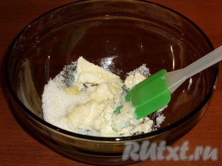В миске соединить сливочное масло комнатной температуры и сахар, растереть силиконовой лопаткой (или вилкой) до однородности.&nbsp;