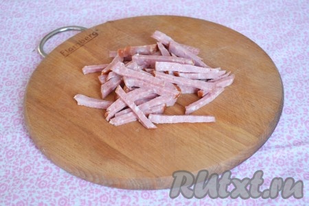 Нарезаем соломкой и колбасу.
