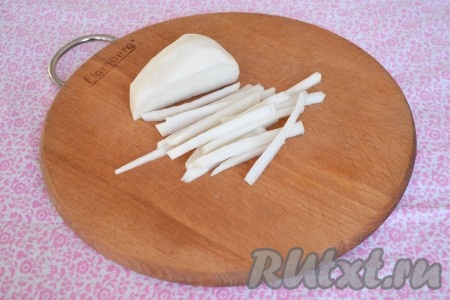 Очищаем половинку редьки и нарезаем тонкой соломкой.&nbsp;
