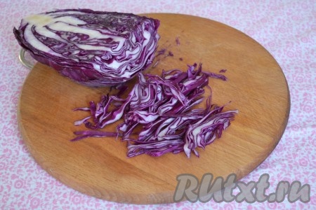 С капусты снимаем 2-3 верхних листа, так как обычно они поврежденные. Оставшуюся капусту шинкуем соломкой. 